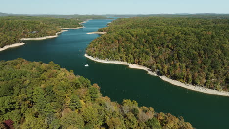 Malerische-Wälder-In-Herbstfarben-Rund-Um-Den-Beaver-Lake-In-Bland,-Arkansas,-USA