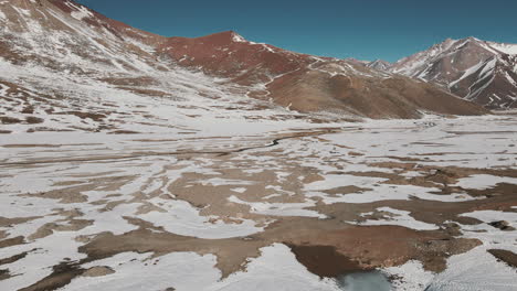 Un-Dron-Se-Desliza-Sobre-Un-Prístino-Valle-Nevado-Ubicado-En-El-Corazón-De-Los-Andes,-Uniendo-Argentina-Y-Chile