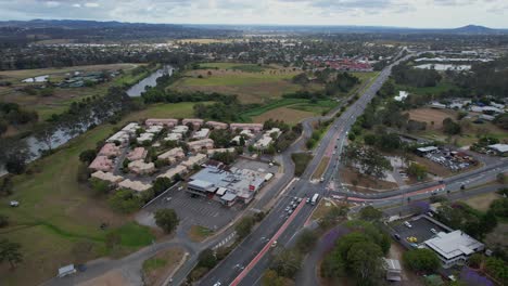Carretera-Y-Comunidad-Cerca-Del-Río-Logan-En-Waterford,-Queensland,-Australia