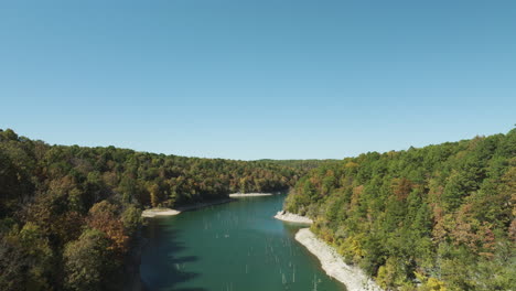 Luftaufnahme-Der-Herbstwälder-Am-Ufer-Des-Beaver-Lake-In-Arkansas,-USA