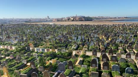 Campo-De-Lápidas-En-Un-Vasto-Cementerio-Marroquí-En-La-Bahía-Atlántica-De-Rabat.