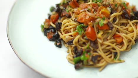 Spaghetti-Puttanesca-Auf-Einem-Teller