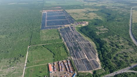 Planta-De-Energía-Solar-En-El-Campo-Para-El-Suministro-De-Energía-Comercial.