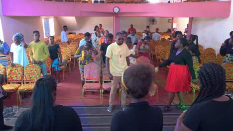 Afrikanisches-Lokales-Festival-In-Der-Modernen-Rosafarbenen-Kirche