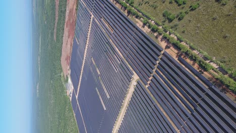 Große-Photovoltaikanlage,-Landschaft-Dominikanische-Republik,-Vertikale-Antenne