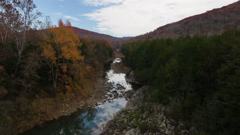 Herbstfarben-Und-üppige-Nadelbäume-Entlang-Des-Lee-Creek-In-Arkansas,-USA