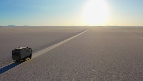 Dolly-Forward-Expedition-Truck-Fährt-Salar-Uyuni-Bolivien-Salzsee-Sonnenuntergang