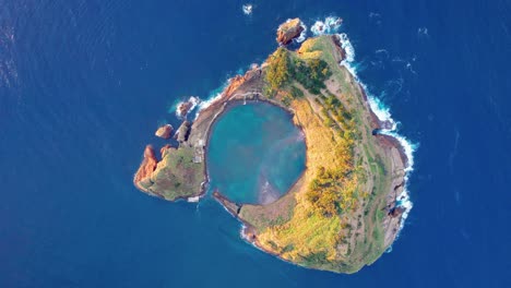 Cráter-Circular-Del-Islote-De-Vila-Franca-En-El-Atlántico-Azul,-Azores.