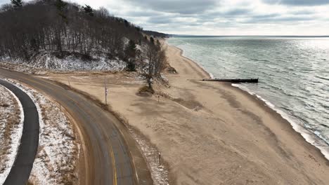 The-snowy-and-cold-coast-of-Lake-Michigan-in-December