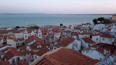 Portugal,-Lissabon-Panoramablick-Vom-Aussichtspunkt-Miradouro-Das-Portas-Do-Sol-über-Die-Historische-Innenstadt