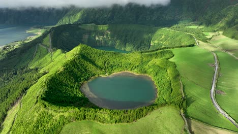 Lush-verdure-around-Rasa-Lagoon-in-Sete-Cidades-caldera,-Azores
