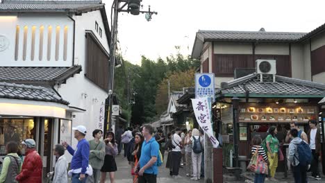 Menschenmenge-In-Der-Nähe-Des-Eingangs-Zum-Bambuswald-In-Arashiyama-In-Kyoto