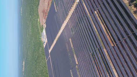 Aerial-Dolly-Out,-Großer-Park-Für-Erneuerbare-Energien-Mit-Sonnenkollektoren,-Vertikal