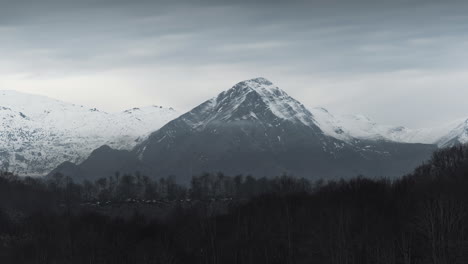 Zeitrafferwolken-Bedecken-Schneebedeckte-Gipfel-Winterwald-Sonnenuntergang-Bewölkt