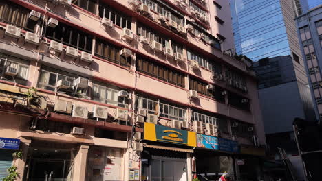 Piso-Sencillo-Entre-Edificios-Modernos-En-La-Ciudad-De-Hong-Kong,-China.