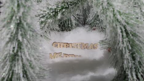 Nevando-Sobre-Un-Saludo-De-Feliz-Navidad-Rodeado-De-árboles