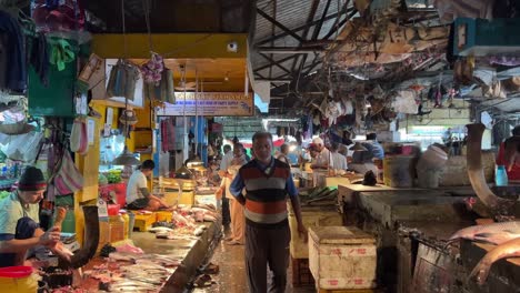 Aufnahme-Eines-Menschen,-Der-Tagsüber-Auf-Einem-Lokalen-Indoor-Fischmarkt-In-Kalkutta,-Indien,-Herumläuft-Und-Fisch-Kauft