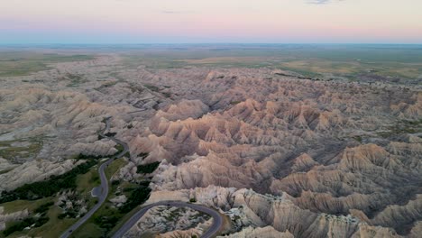 Una-Toma-De-4.000-Drones-De-Las-Colinas-Muy-Erosionadas-En-El-Parque-Nacional-Badlands,-Cerca-De-Rapid-City,-Dakota-Del-Sur,-EE.UU.