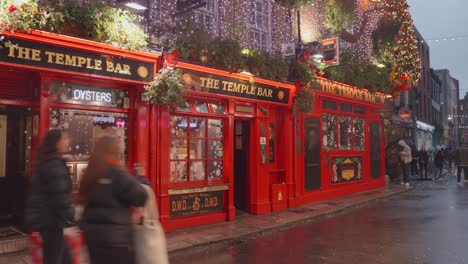Straßenansicht-Der-Temple-Bar-In-Dublin,-Komplett-Weihnachtlich-Dekoriert