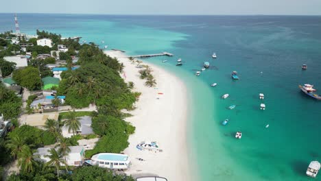 Unberührter-Strand-Auf-Der-Winzigen-Insel-Fulidhoo,-Malediven