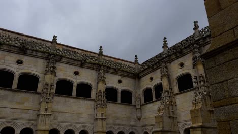 Patio-Interior-En-El-Monasterio-De-Santo-Estevo-En-Un-Día-Lluvioso,-Galicia,-España