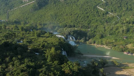 Das-Wasser-Bahnt-Sich-Seinen-Weg-Zwischen-Bäumen-Und-Vegetation-Und-Fließt-Die-Ban-Gioc-Detian-Wasserfälle-Hinunter