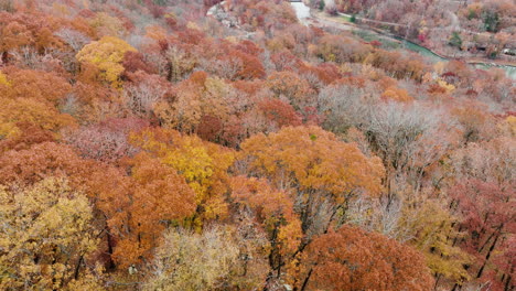 Autumn-Foliage-At-Devil's-Den-State-Park-In-Arkansas,-USA---Drone-Shot
