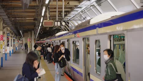 Toma-En-Cámara-Lenta-Cuando-El-Tren-Llega-A-La-Plataforma-En-Yokohama-Durante-El-Día.