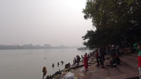 Der-Ganga-Fluss-Gilt-In-Der-Hinduistischen-Gesellschaft-Als-Heiliger-Fluss,-So-Dass-Jeden-Tag-Viele-Menschen-Im-Ganga-Fluss-Baden