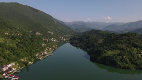 Vista-De-Drones-De-La-Montaña-En-La-Frontera-Bosnia,-Vista-Aérea-Del-Paisaje-Del-Río-Neretva-En-La-Ciudad-De-Jablanica-En-Bosnia-Y-Herzegovina