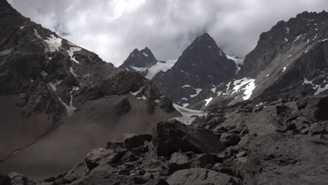 Vergrößern-Sie-Die-Ansicht-Des-Cerro-Tolosa-Mit-Gletscher-In-Mendoza-Nahe-Der-Grenze-Zu-Chile-In-Den-Argentinischen-Anden