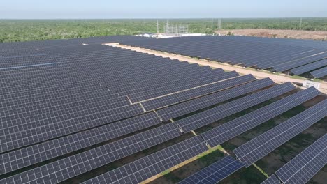 Vorwärtsgerichtete-Solarpaneele-Aus-Der-Luft-In-Der-Dominikanischen-Republik,-Lösung-Des-Klimawandels