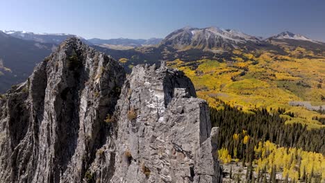 Drone-flys-near-rocks-on-Ruby-Peak-looking-at-fall-colors-near-Marcellina-Mountain