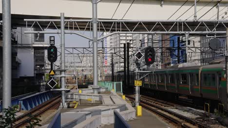 Zug-Fährt-Vom-Bahnhof-Yokohama-In-Japan-Nach-Tokio
