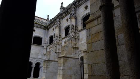 Vista-Del-Pasillo-De-Los-Muros-Interiores-De-Piedra-Del-Monasterio-De-Santo-Estevo,-España