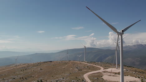 Luftaufnahme-Eines-Stillstehenden-Windkraftparks