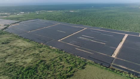 Sonnenkollektoren-–-Netzgekoppelte-Photovoltaikanlage-Im-Solarpark-In-Cumayasa,-La-Romana,-Dominikanische-Republik