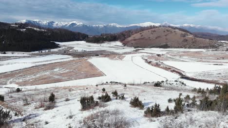 Luftaufnahme-Schneebedeckter-Bergfelder-Und-Gipfel-An-Einem-Sonnigen-Wintertag