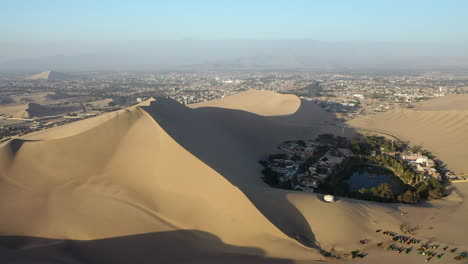 Rechts-Dolly-Luftaufnahme-Sanddüne-Huacachina-Peru-Schatten-Sonnenuntergang-Oase-Tourismus