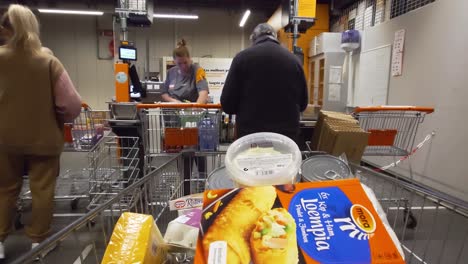 Cliente-Pov-Esperando-Escanear-Comestibles-En-El-Supermercado-Colruyt