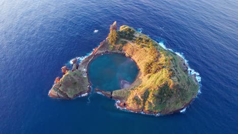 Scenic-islet-of-Vila-Franca-with-its-round-crater-lagoon-in-Azores,-aerial