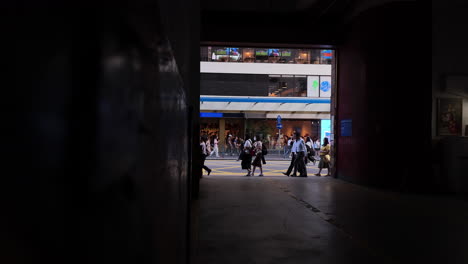 Volksstadt,-Die-Auf-Den-Straßen-Von-Hongkong-Spaziert
