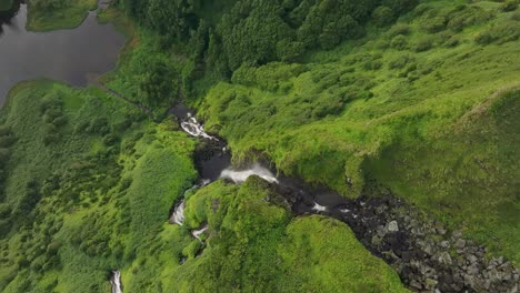 Blick-Von-Oben-Auf-Den-Wasserfall-Ribeira-Do-Ferreiro-Auf-Flores,-Azoren---Drohnenaufnahme