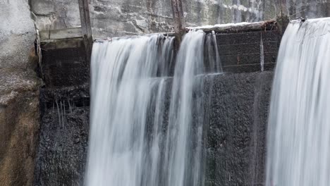 Zeitraffer-Eines-Wasserfalls,-Der-über-Den-Rand-Der-Schleuse-Des-Alton-Mill-Dam-Fällt
