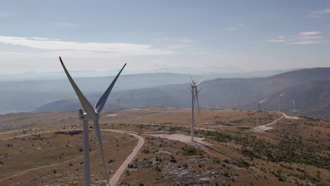 Luftaufnahme-Eines-Stillstehenden-Windkraftparks