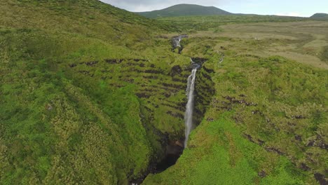 Side-panning-shot-of-waterfall-Cascata-da-Ribeira-Grande,-Azores-islands