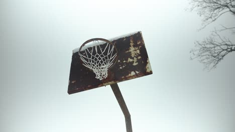 Basketballkorb-Im-Zeitlupenschnee