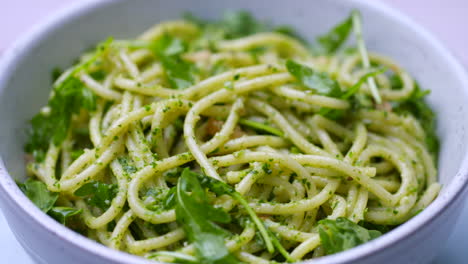 Bowl-of-spaghetti-with-pesto-and-rocket