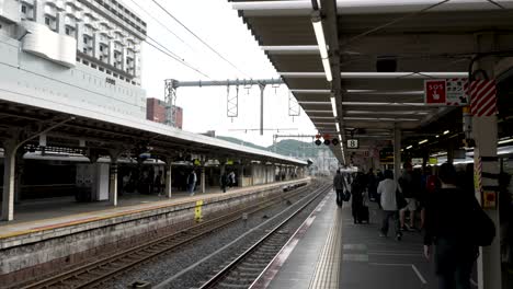 Gente-Caminando-En-La-Plataforma-Del-Transporte-Local-Del-Metro-De-La-Estación-De-Kyoto