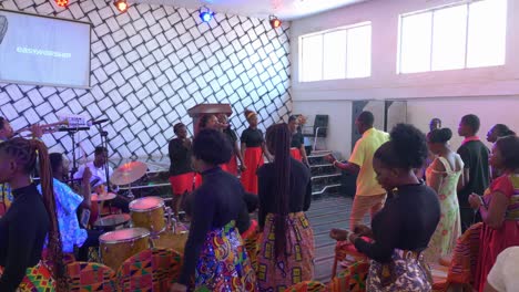 Gente-Africana-Feliz-Bailando-En-Una-Festividad-Local-Dentro-De-Una-Iglesia-Rústica